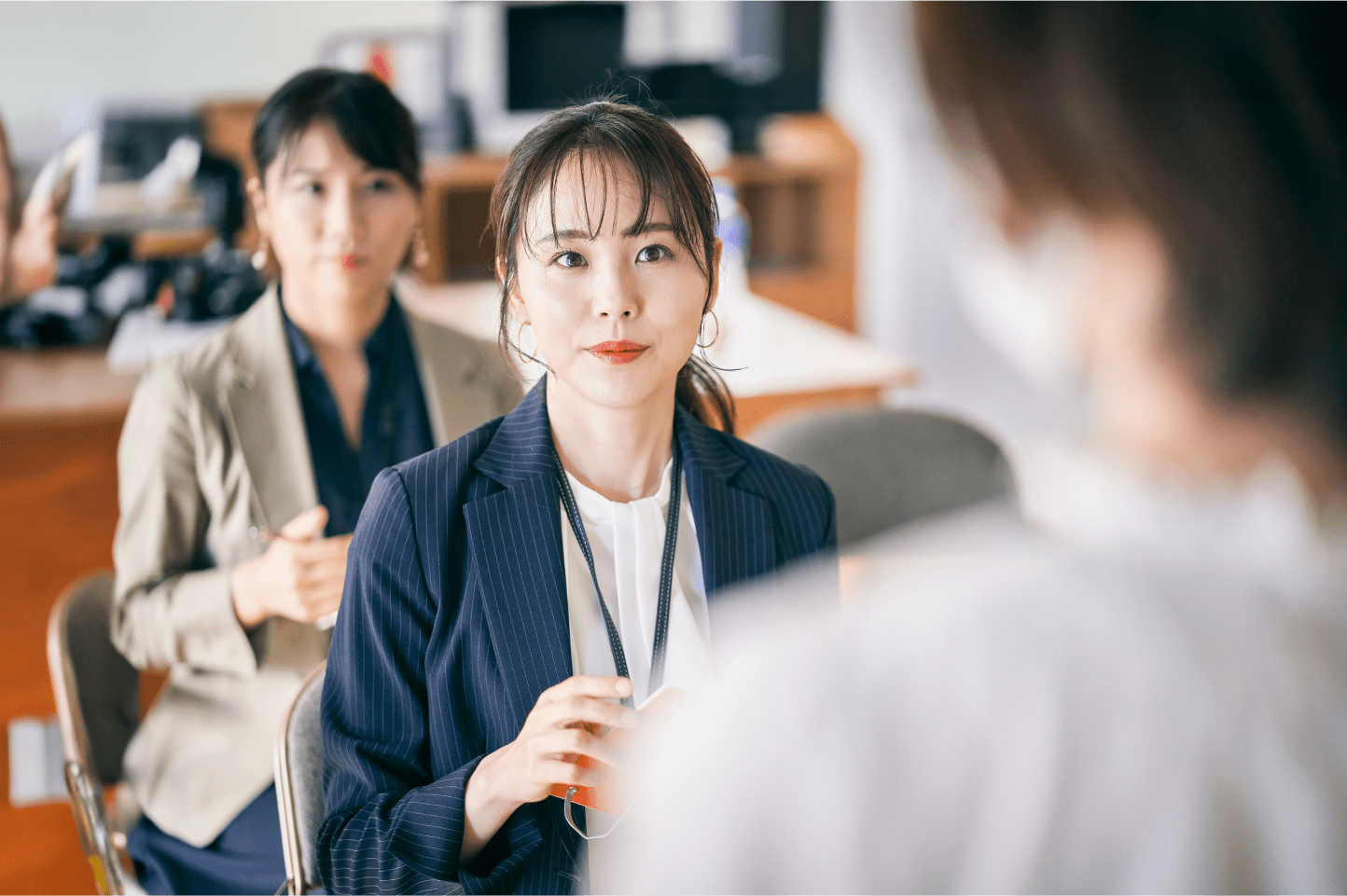 セミナーを受講している女性