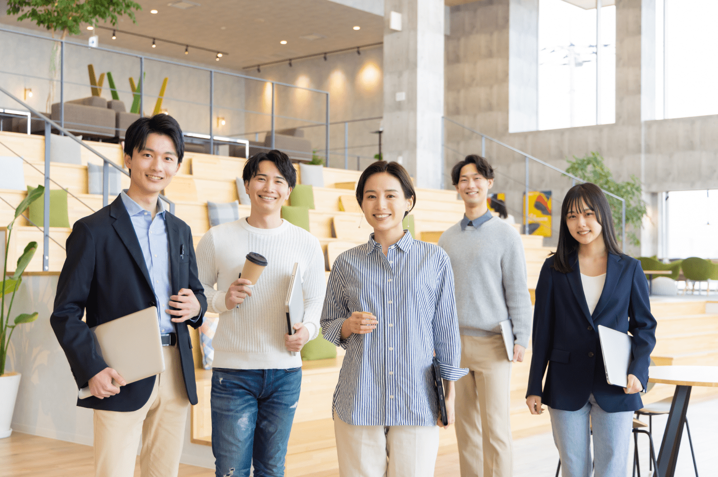 大手のきれいなオフィスで働いている女性